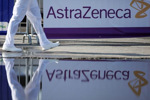 Εμβόλιο AstraZeneca: Πότε και πως αλλάζει η δεύτερη δόση - Ποιοι πρέπει να το αποφύγουν